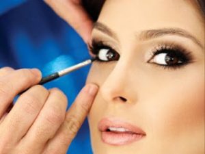 Como fazer a maquiagem na área dos olhos durar mais. Como fazer a maquiagem na área dos olhos durar mais