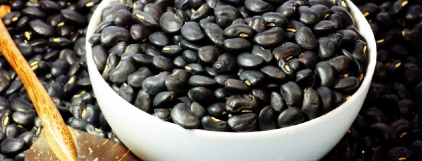 Benefícios de comer feijão preto