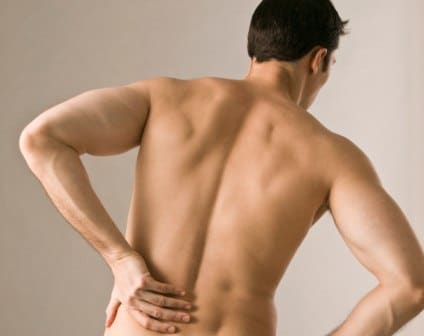 man with back pain Como prevenir a formação de hérnia disco