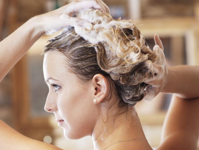 Shampoo para cabelos secos para os dias frios Shampoo para cabelos secos para os dias frios