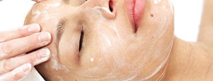 Como fazer uma limpeza de pele com produtos caseiros