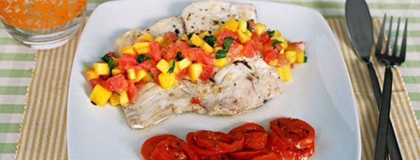 Receita saudável: Pescado em papillote com manga e uva