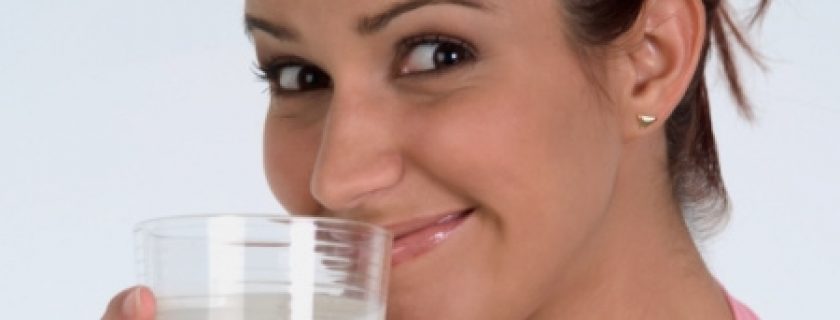 Tomar leite desnatado aumenta o risco de ficar obeso