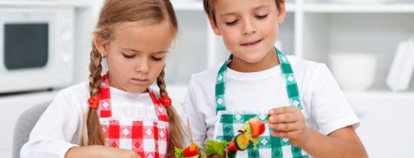 Deixar as crianças ajudar na cozinha faz com que elas comam mais vegetais