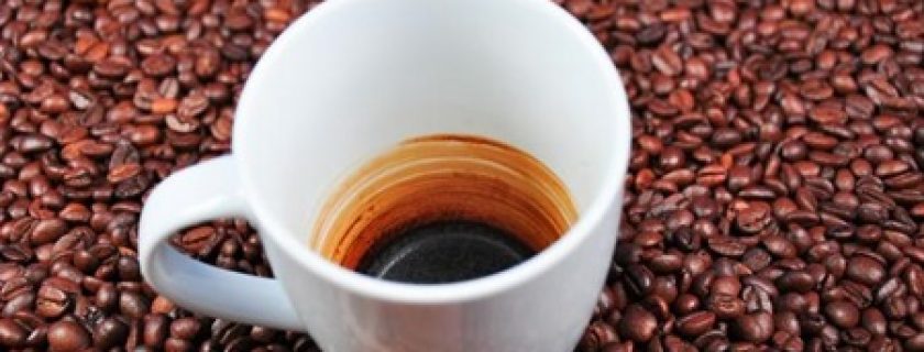 Por que a cafeína nos mantém acordados e focados?