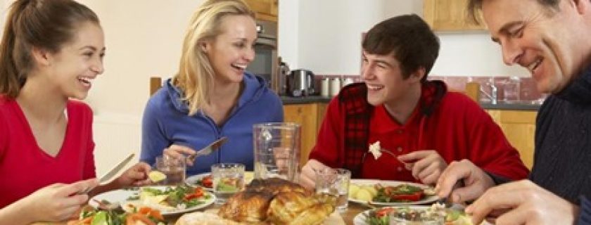 Comer em família protege contra a obesidade e o excesso de peso