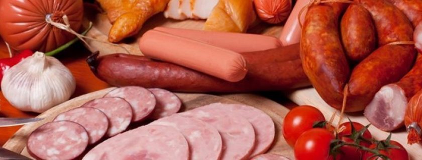 Carne processada aumenta o risco de câncer de estômago, diz estudo