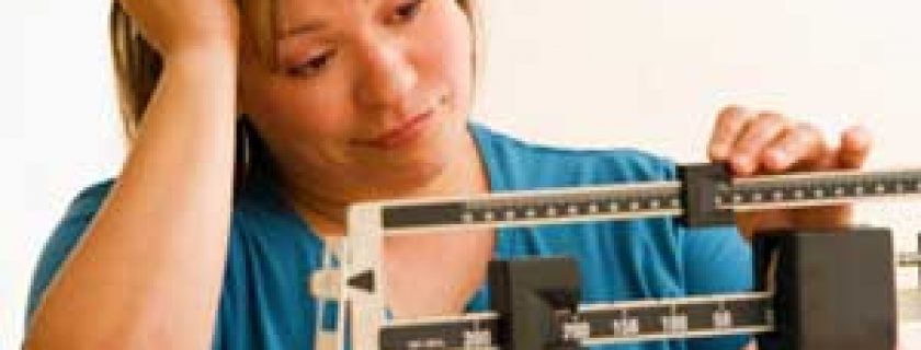 Aviso às mulheres: comer menos ou pesar mais