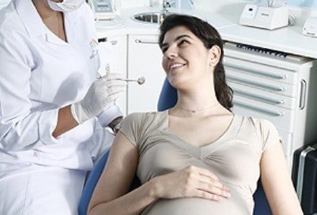 A higiene bucal durante a gravidez é essencial para a saúde do bebê