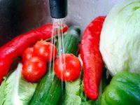 Como limpar os alimentos corretamente