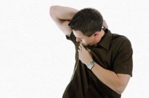 sal grosso para o mau odor nas axilas