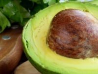 10 razões para incluir a semente de abacate na dieta