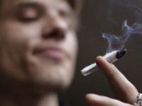 Fumar maconha causa danos aos pulmões