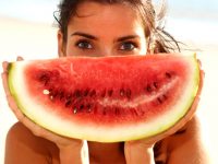 Alimentos para reparar sua pele após e durante o verão