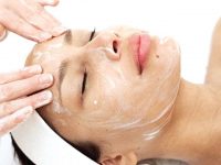 Como fazer uma limpeza de pele com produtos caseiros