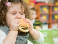 Dieta equilibrada e exercício físico, chaves contra a obesidade infantil