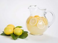 Suco de lima e limão para tratar problemas estomacais