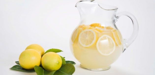 Suco de lima e limão para tratar problemas estomacais