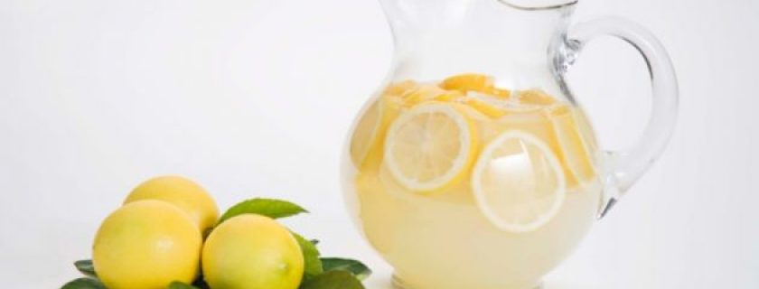 Suco de lima e limão para tratar problemas estomacais