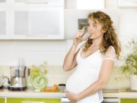 Por que é importante beber água na gravidez?