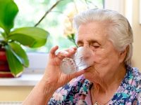 Como evitar a desidratação em idosos