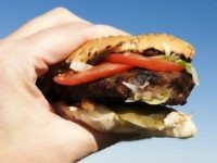 4 alimentos prejudiciais à pele que você deve evitar