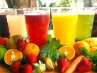 Consumir sucos de frutas naturais regularmente faz mal?