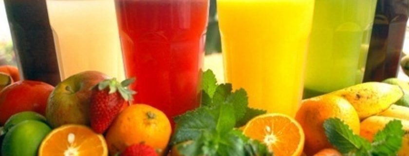 Consumir sucos de frutas naturais regularmente faz mal?