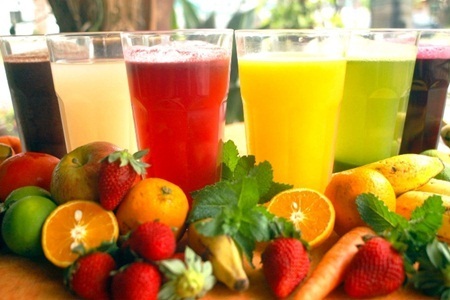 Consumir sucos de frutas naturais regularmente faz mal?