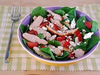 Salada de brotos de espinafre com frango grelhado, morangos e queijo de cabra
