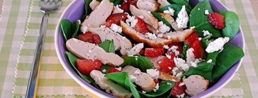 Salada de brotos de espinafre com frango grelhado, morangos e queijo de cabra