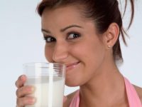 Tomar leite desnatado aumenta o risco de ficar obeso