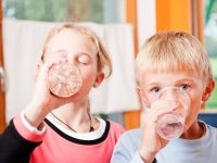 91% das crianças em idade escolar não bebem água suficiente