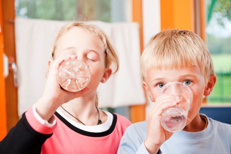 91% das crianças em idade escolar não bebem água suficiente