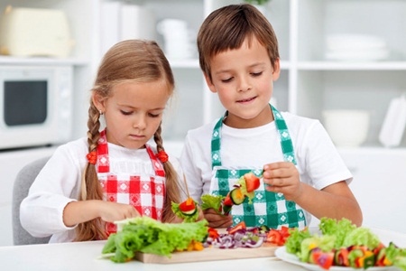 Deixar as crianças ajudar na cozinha faz com que elas comam mais vegetais