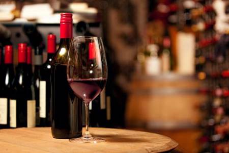 Beber vinho com moderação também é prejudicial