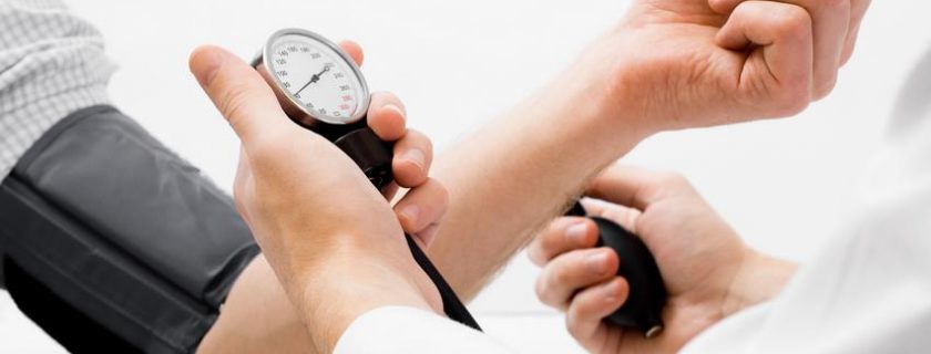 Quais são os hábitos que aumentam a pressão arterial?