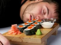 É saudável comer e depois ir dormir?