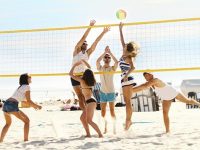 Cinco ideias divertidas para praticar esportes na praia