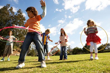 Praticar exercícios ao ar livre pode trazer muitos benefícios as crianças