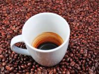 Por que a cafeína nos mantém acordados e focados?