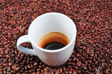 Por que a cafeína nos mantém acordados e focados?