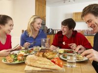 Comer em família protege contra a obesidade e o excesso de peso