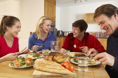 Comer em família protege contra a obesidade e o excesso de peso