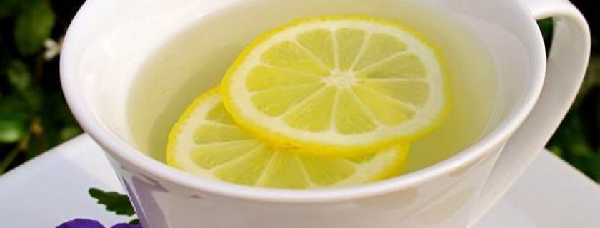 Benefícios de beber água morna com limão na parte da manhã