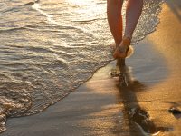 Caminhar ao longo da praia, um exercício fantástico