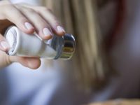 Dicas para eliminar o sal acumulado no corpo