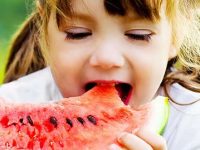 5 maneiras de ensinar seus filhos a comerem mais saudável