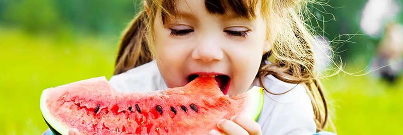 5 maneiras de ensinar seus filhos a comerem mais saudável