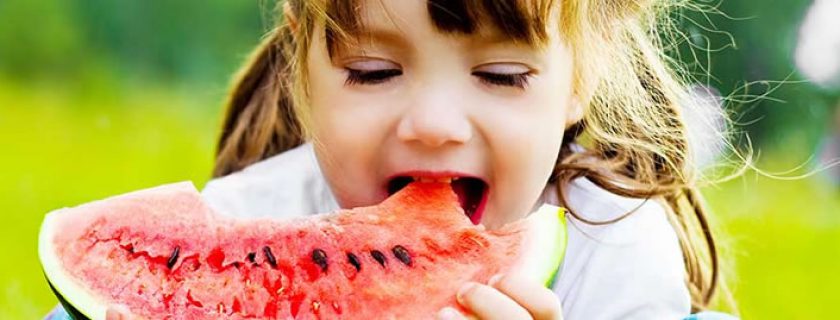 5 maneiras de ensinar seus filhos a comerem mais saudável